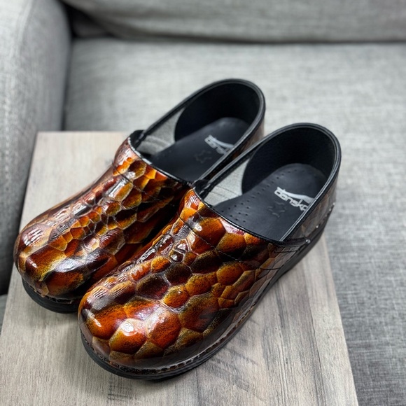 Dansko Professional Leather Clogs Shoes Women’s Size 41 Orange Brown Embossed - Picture 2 of 14